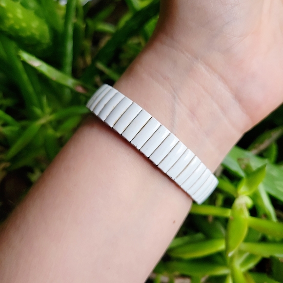 Vintage White Quartz Stretch Watch - Picture 7 of 8